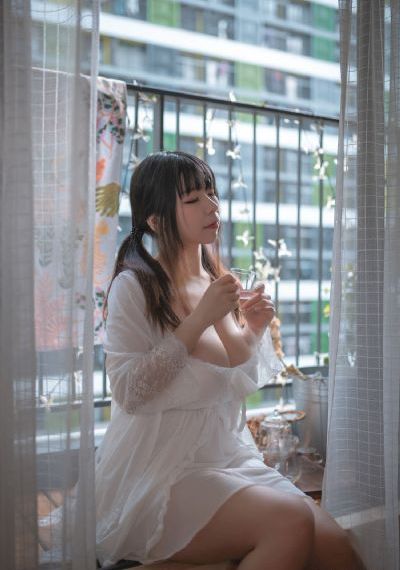 女仆露出双乳给客人玩_国产剧神马影院手机在线